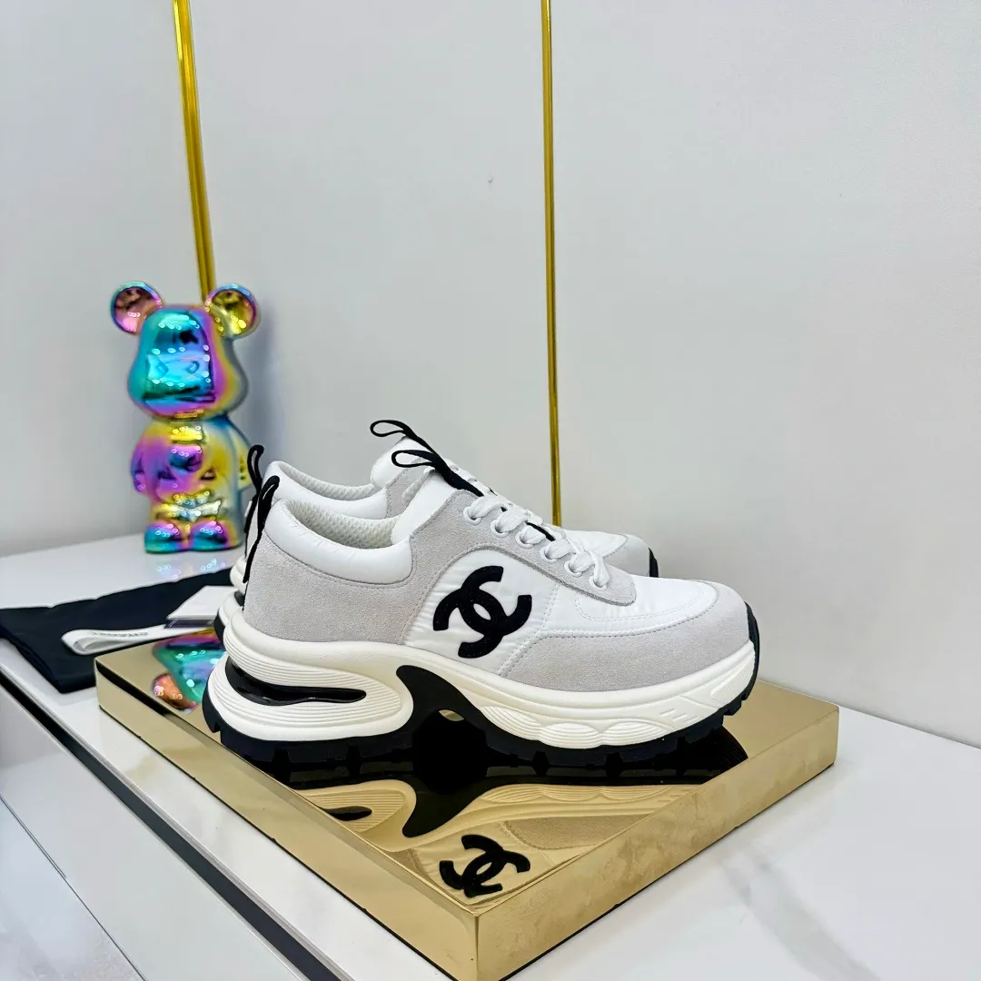👟👟Ex-factory price 680👟👟 Upgraded version, upgraded version, upgraded version! No rebuttal accepted! ! ! ! Chanel Chanel panda shoes! 2025 counter's top casual sports shoes. This classic design; the upper is electro-embroidered with a variety of techniques; the outsole is fashionable and sporty; the unusual inclusion of a variety of color matching elements... The diversified mix and match is very good-looking and versatile, and can be used for leisure, fashion, sports, and outdoor... ꫛꫀꪝ Go➫ Materials: ❶Upper made of: original imported first-layer silk cowhide + original waterproof cloth + original first-layer cowhide ❷Inner lining: Original Yangli+Net ❸Outsole based on: Original TPU combination outsole Counter boutique packaging complete set for women 35–41 👉 👉 👉 👉
